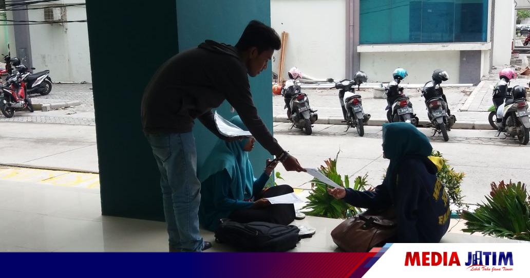 Peringatan Hari Ibu PMII UINSA Sebar Buletin Media Jatim