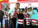 56 Yatim Piatu Jadi Anak Asuh Pemain Madura United