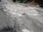 Jalan Pantura Rusak, Warga Terpaksa Perbaiki Pakai Swadaya Masyarakat