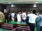 Datangi Kantor DPRD, Masyarakat Tlanakan Desak Pemerintah Menutup Tempat Karaoke