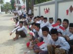 Menyambut Jokowi, Ribuan Santri Memegang Bendera Merah Putih