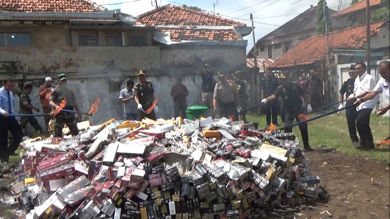 Ratusan Ribu Batang Rokok Ilegal Dimusnahkan Media Jatim
