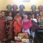 Menduniakan Budaya Madura, UNIRA Ajak Mahasiswa Filipina Kunjungi Pengrajin Batik
