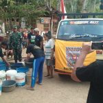 Warga PSHT Rayon Sidomulyo Pacitan Salurkan Air Bersih