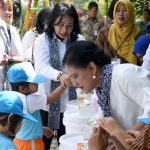 Iriana Jokowi dan OASE KK Sosialisasi soal Kesehatan dan Berikan Bantuan Pendidikan