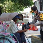 Peduli Warga, Polisi Pacitan Bagikan Paket Sembako ke Abang Becak dan Ojek