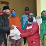 Wabup Kartika Bagikan 500 Paket Sembako dan 2.000 Masker Bagi Warga Terdampak Banjir di Lamongan