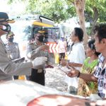 Peduli Terdampak Pandemi, Polres Situbondo Door to Door Bagikan Sembako