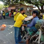 Kades Bersama Satgas Desa Demung Bagikan Ribuan Masker