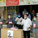 Berkunjung ke Lamongan, Ketua DPD RI Serahkan Bantuan APD di RSUD Soegiri