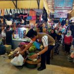 Bupati Bangkalan Salurkan Sembako pada Tukang Becak dan Pedagang Pasar