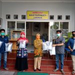 Peduli Cegah Covid-19, IKAMALA ITS Bagikan Faceshield Bagi Tenaga Medis di Lamongan