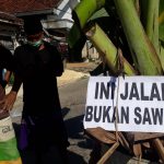 Dibiarkan Rusak, Warga Kecamatan Pakong Blokade Jalur Pamekasan-Sumenep