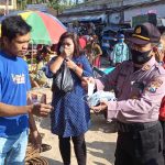 Bentuk Kepedulian, Polisi di Pacitan Bagikan Ratusan Masker di Pasar Tulakan