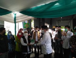 Di Tengah Vaksinasi, Gubernur Jatim Dapat Hadiah Buku Sejarah Kiai Achmad