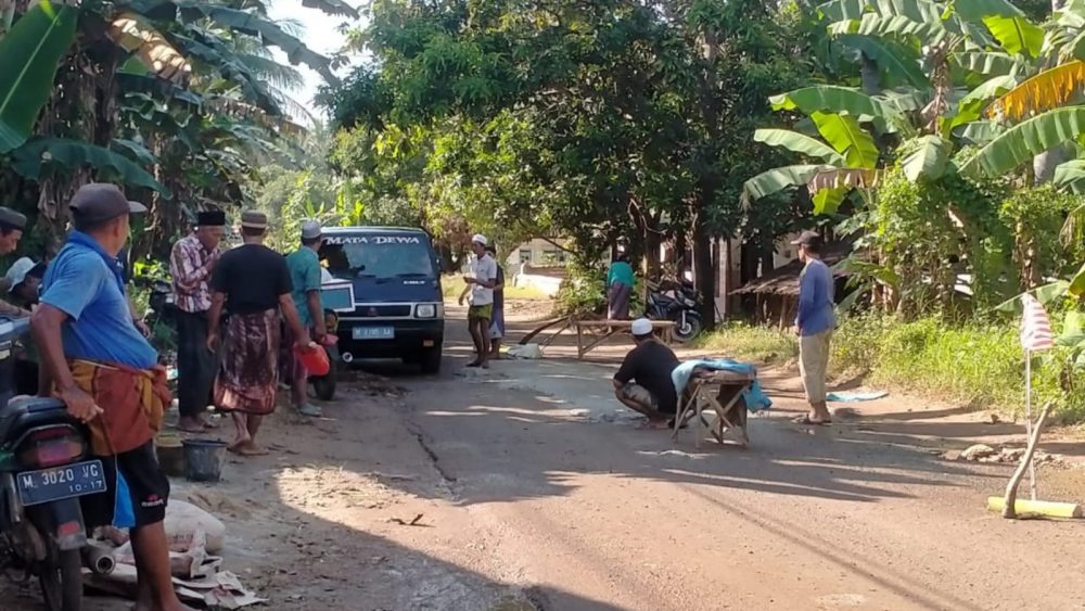 NIHIL PERHATIAN PEMERINTAH: perbaikan jalan yang dilakukan bersama oleh warga Andalang ternyata bukanlah kali pertama.