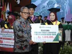 Berharap Bisa Membangun Indonesia, BPRS Bhakti Sumekar Berikan Beasiswa untuk Dua Wisudawan UNIBA Berprestasi