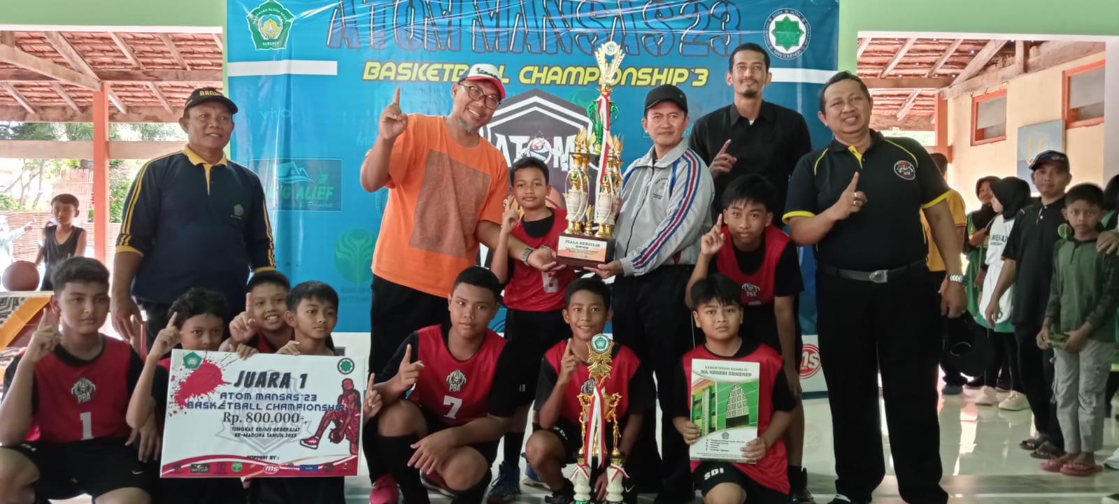 (Dok. Media Jatim) Para guru dan siswa SDI Al Munawwarah Pamekasan yang meraih juara 1 lomba basket se-Madura ATOM MANSAS 2023.
