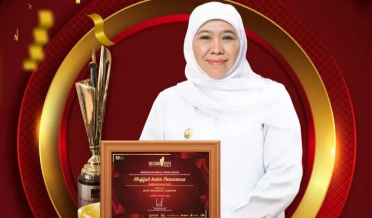 (Dok. Pemprov Jatim) Khofifah Indar Parawansa menerima penghargaan OMG Award 2023 di Hotel Indonesia Kempinski, Jakarta.