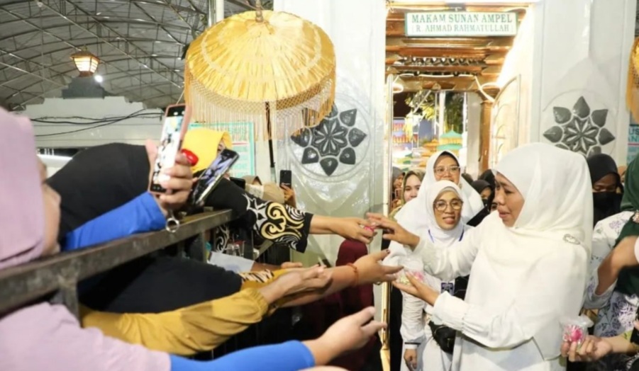 (Dok. Media Jatim) Khofifah Indar Parawansa membagikan bunga ke jamaah haul agung Sunan Ampel.