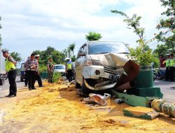 Pengemudi Ngantuk, APV Libas Median Jalan dan Tiang Lampu: Penumpang Selamat!