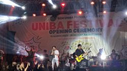 (Dok. Media Jatim) Charly Van Houten Setia Band menghadirkan pengakuan mengejutkan tentang UNIBA Madura usai menjadi bintang tamu dalam Opening Ceremony UNIBA Festival.