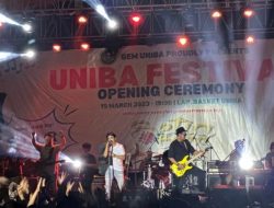 Charly Setia Band Bersemangat Ajak Remaja Kuliah di UNIBA Madura, Ini Alasannya