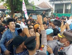 Aksi Tuntut Penangkapan Mafia Pupuk di Sumenep Ricuh, Polisi Pukul Demonstran hingga Dilarikan ke RSUD