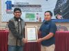 Kabar Madura Beri Penghargaan Bupati Achmad Fauzi: Pemimpin Inovatif dan Pendorong Profesionalisme Pers