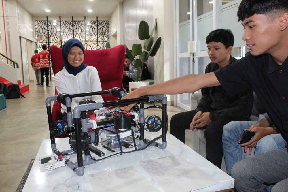 (Dok. Media Jatim) Empat robot dari FT Unej memastikan langkah melaju ke babak final ajang Kontes Robot Indonesia (KRI) 2023.