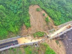 Jalur Piket Nol Lumajang Longsor, Pengendara Terpaksa Menginap Semalam