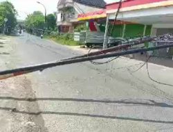 Tiang Kabel Telkom di Sampang Roboh hingga Tutup Jalan Umum
