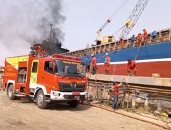 Sudah 12 Jam, Kebakaran Kapal Barang PT BEN Santoso di Bangkalan Belum Berhasil Dijinakkan 