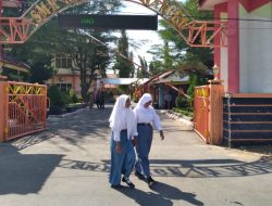 Segel Gerbang SMKN 1 Kalianget Sumenep Dibuka, Siswa Kembali Masuk Sekolah
