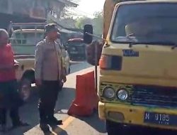 Warga Bangkalan Cegat Dua Truk Garam Krosok Asal Pamekasan di Jalan Raya Tanah Merah