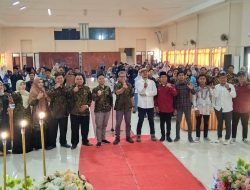 Peri Sandi Singgung Orang yang Asing pada Dirinya Sendiri di Seminar Nasional Bulan Bahasa 2023 TBIN IAIN Madura