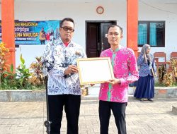 Peringati HGN 2023, SMK Kesehatan Nusantara Pamekasan Beri Penghargaan Dua Guru Favorit Pilihan Siswa
