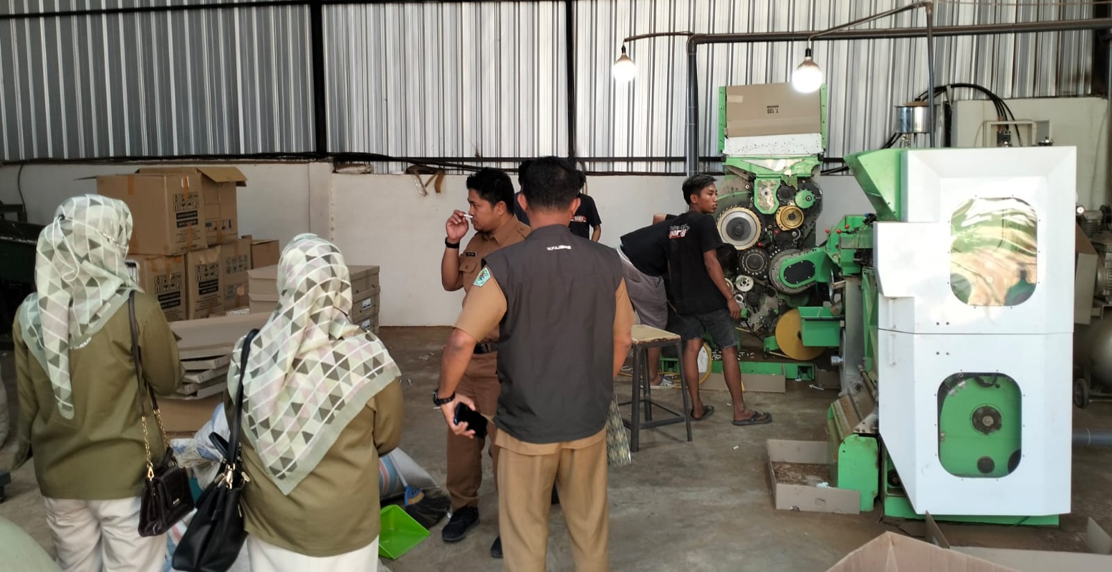 Pengawasan Mesin Linting Rokok di Pamekasan