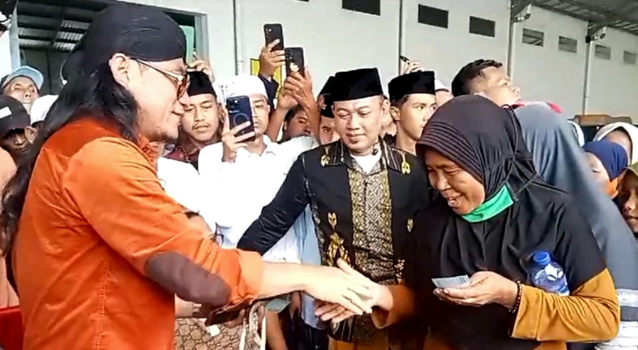 Gus Miftah Bagi Bagi Duit