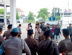 Warga Desa Lerpak Kembali Demo KPU Bangkalan, Tuntut Ketua PPS yang Langgar Etik Pemilu Dipecat