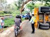 Imbas Truk Tronton Terguling, Akses Bangkalan-Sampang Macet Total