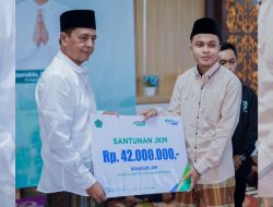 Pj Bupati Pamekasan Serahkan JKM Rp42 Juta kepada 2 Ahli Waris Guru Ngaji yang Meninggal