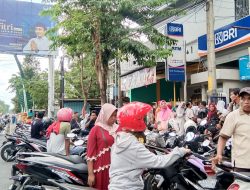 Picu Kemacetan, Parkir Motor Nasabah BRI Luber Lebihi Bahu Jalan Kota Pamekasan