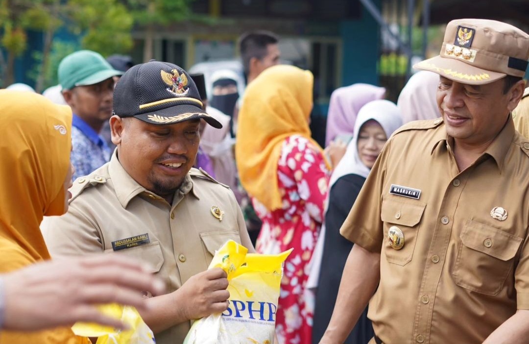 Pemkab Pamekasan bagi beras murah