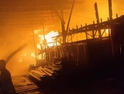 Gudang Furnitur Kuno di Sumenep Terbakar, 4 Armada Sulit Padamkan Api