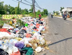 Sampah di TPS Kamal Bangkalan Menumpuk hingga ke Bahu Jalan, Warga Keluhkan Bau Busuk