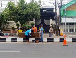 DLH Sumenep Baru Perbaiki Pot Bunga Jalan Trunojoyo setelah Berbulan-bulan Rusak