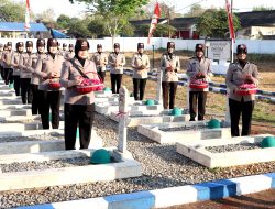 Peringati HUT ke-76, Polwan Polres Sumenep Ziarah dan Tabur Bunga di Makam Pahlawan