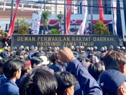 Aksi Kawal Putusan MK di Surabaya, Ribuan Massa Kepung Gedung DPRD Jatim! 