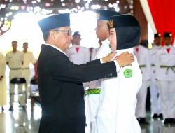 Pj Bupati Pamekasan Kukuhkan 74 Paskibraka HUT ke-79 RI